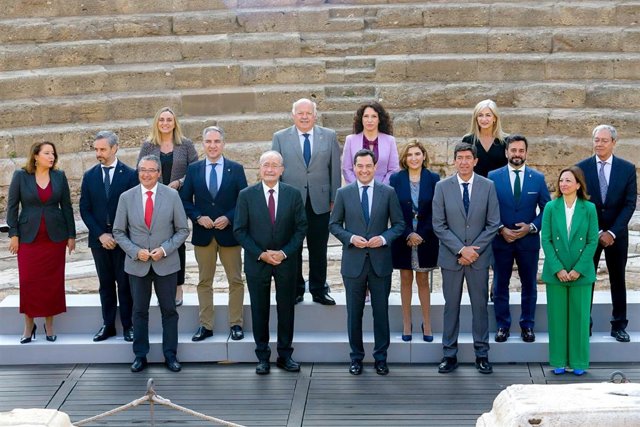 El Presidente de la Junta de Andalucía, Juanma Moreno, junto a su gobierno posan para una fotografía conmemorativa ante el Teatro Romano, con motivo de la reunión que celebra el Consejo de Gobierno en el Museo Picasso de Málaga a 19 de abril del 2022 en M