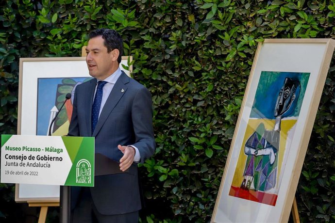 El presidente de la Junta de Andalucía, Juanma Moreno,  en la rueda de prensa posterior al Consejo de Gobierno en el Museo Picasso de Málaga a 19 de abril del 2022 en Málaga (Andalucía, España).