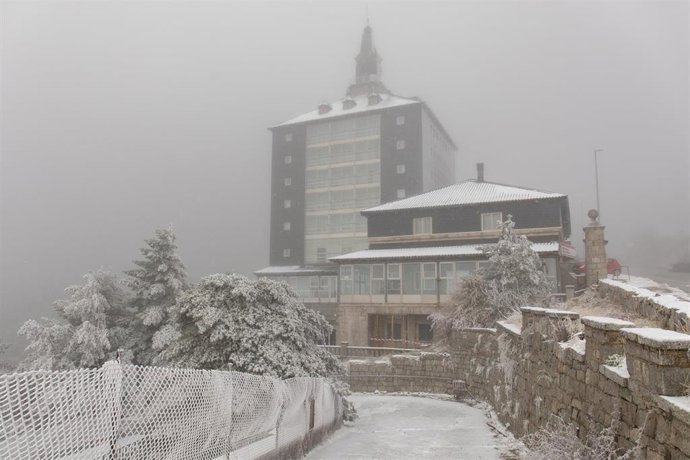 Archivo - Un edificio del Puerto de Navacerrada nevado, en la sierra de Guadarrama, a 4 de noviembre de 2021, en Madrid (España). La madrugada de este miércoles, 3 de noviembre, se han registrado las primeras nevadas de la temporada en la sierra de Guad