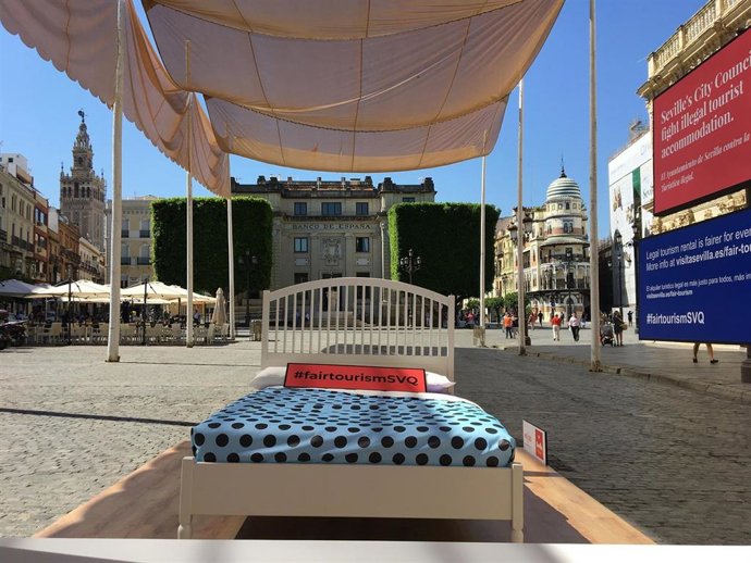 Archivo - Campaña contra los pisos turísticos ilegales.