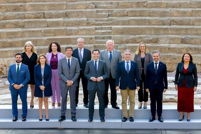 El Presidente de la Junta de Andalucía, Juanma Moreno, junto a su gobierno posan para una fotografía conmemorativa ante el Teatro Romano, con motivo de la reunión que celebra el Consejo de Gobierno en el Museo Picasso de Málaga a 19 de abril del 2022 en