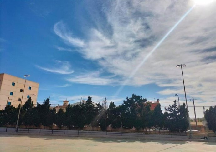 Imagen de los nuevos proyectores led de la pista deportiva de Can Caimari de Palma.