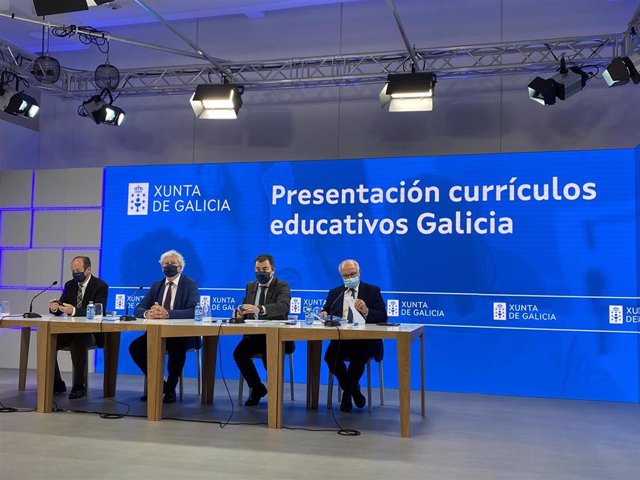 El conselleiro de Educación, Román Rodríguez, y su equipo, presentan los nuevos currículos de enseñanza.
