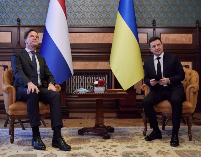 Archivo - El primer ministro de Países Bajos, Mark Rutte, junto al presidente de Ucrania, Volodimir Zelenski. 