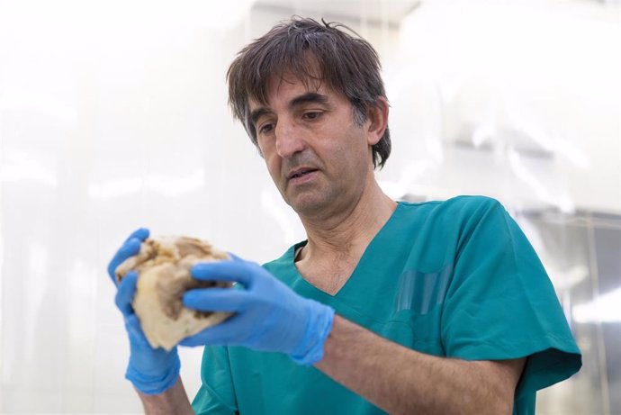 Benito Morentín, médico  especialista en medicina legal y forense, examina un corazón.