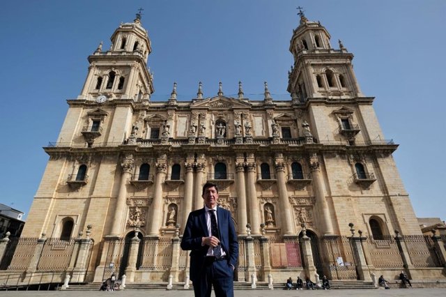 Archivo - Juan Marín ante la Catedral de Jaén.