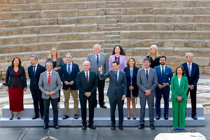 El Presidente de la Junta de Andalucía, Juanma Moreno, junto a su gobierno posan para una fotografía conmemorativa ante el Teatro Romano, con motivo de la reunión que celebra el Consejo de Gobierno en el Museo Picasso de Málaga a 19 de abril del 2022 en