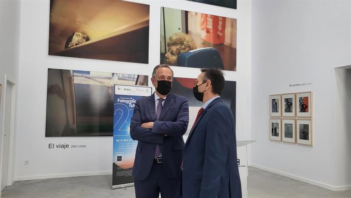 El delegado territorial de Turismo visita el Centro Museo Pérez Siquier de Olula del Río (Almería).