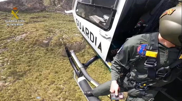 Un agente del equipo de rescate de la Guardia Civil.