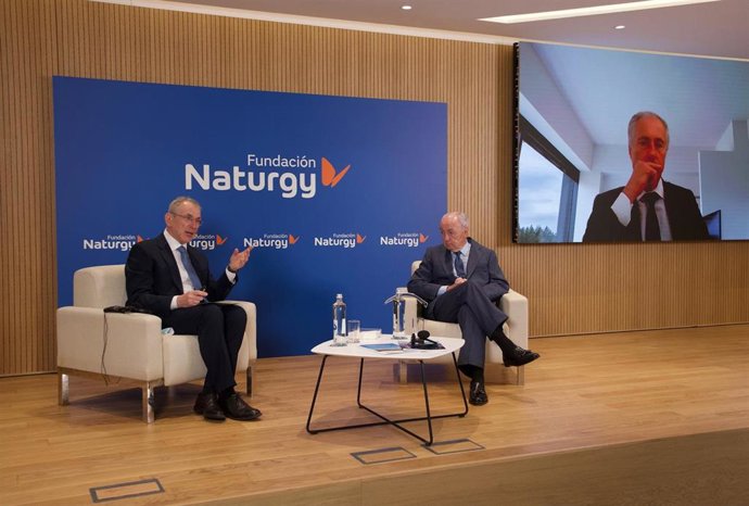 Andris Piebalgs, ex comisario de Energía de la UE; Nemesio Fernández-Cuesta, ex secretario de Estado de Energía; y Christopher Jones, ex director de Energía de la UE