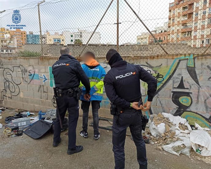 Dos agentes detienen a un hombre en Palma.