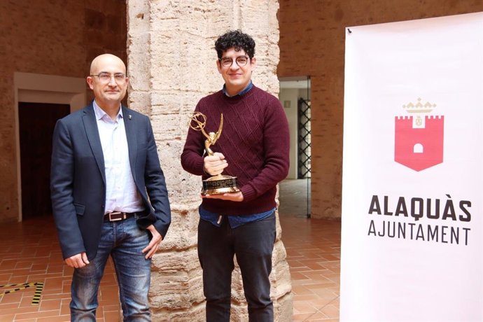 El alcalde de Alaqus (Valencia), Toni Saura, recibe al joven Jonatan Catalán, ganador de un premio Daytime Emmy,
