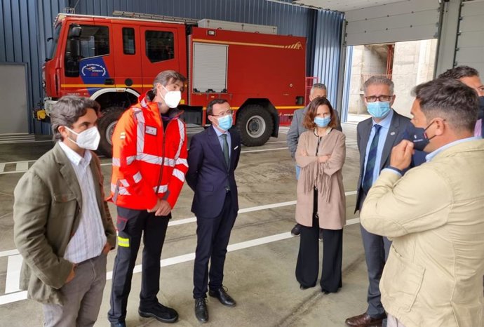 El presidente de la Diputación de Badajoz visita el parque de bomberos de Herrera del Duque