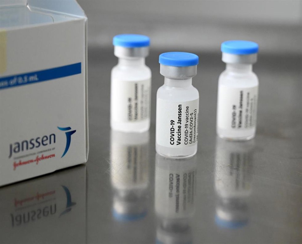 Archivo - FILED - 03 May 2021, Baden-Wuerttemberg, Stuttgart: Ampoules containing the Corona vaccine produced by Johnson and Johnson stand on a metal plate in a pharmacy at the Stuttgart Hospital. Germany intends to limit the use of the anti-corona vacc