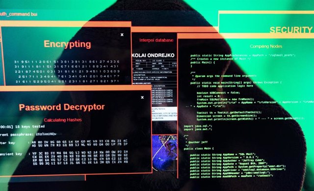Archivo - Un hacker en un ordenador.