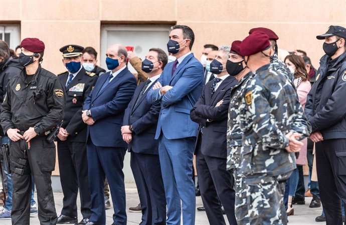 Archivo - El presidente del Gobierno, Pedro Sánchez, y el ministro del Interior, Fernando Grande-Marlaska, durante la visita con otras autoridades a la base operativa del Grupo Especial de Operaciones GEO, en Guadalajara, el pasado mes de marzo