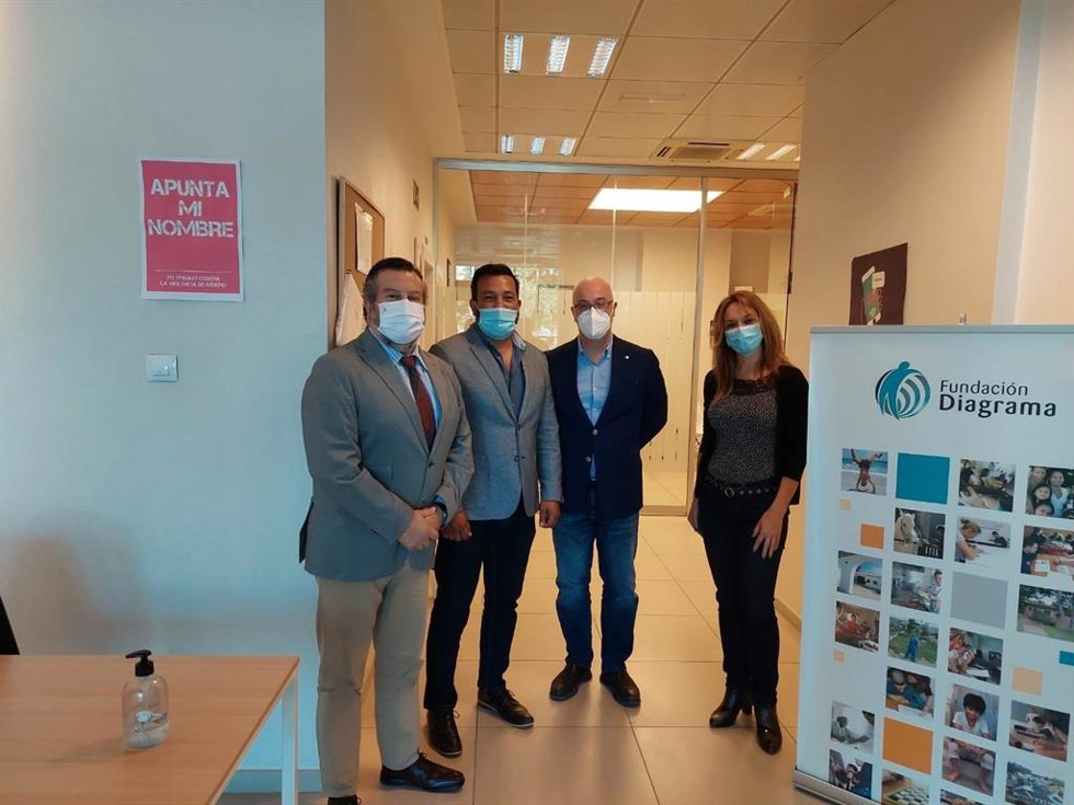 El delegado territorial de Regeneración, Justicia y Administración Local en Huelva  Alfredo Martín, ha visitado este martes la nueva sede del Centro de Día La Botica y el Grupo Educativo de Convivencia El Faro.