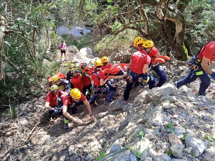 Rescatan  a una ciclista de 52 años tras caer 10 metros por un terraplén en Pollena