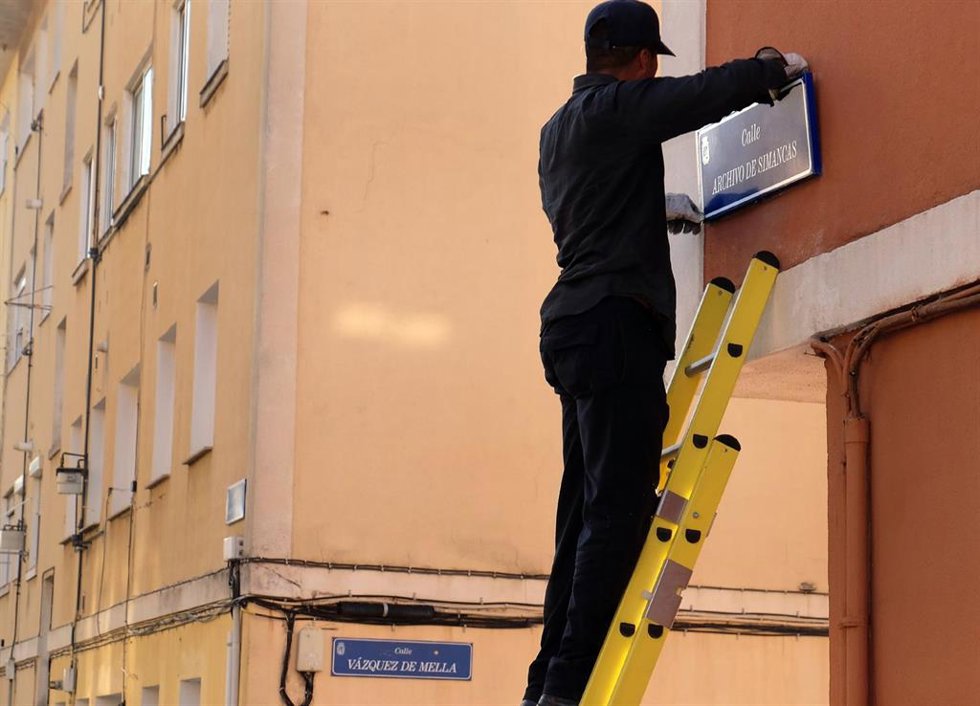 Archivo - Imagen de archivo de 2016 de colocación de las nuevas placas de las calles en Santander en sustitución de algunas denominaciones franquistas