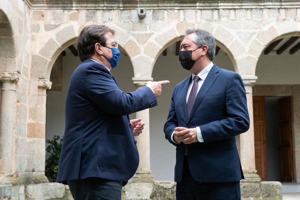 El presidente de la Junta, Guillermo Fernández Vara, charla con el secretario general del PSOE en Andalucía Juan Espadas.