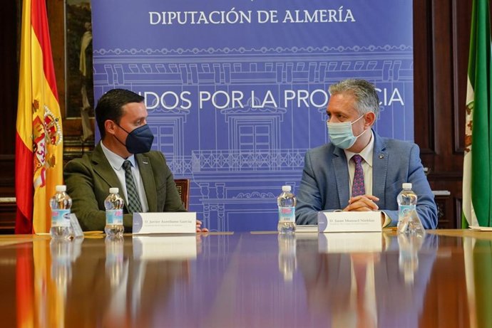El presidente de la Diputación de Almería, Javier Aureliano García, y el presidente del Colegio de Fisioterapeutas, Juan Manuel Nieblas.