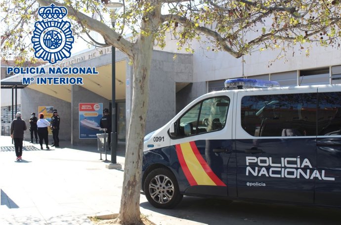 Una patrulla de Policía Nacional en la estación de autobuses de Granada.