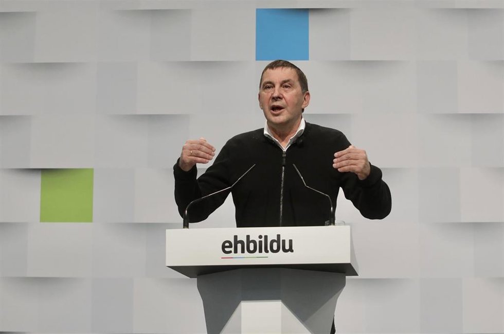 Archivo - El coordinador general de EH Bildu, Arnaldo Otegi, ofrece una rueda de prensa en San Sebastián 