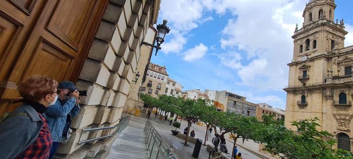 Turistas fotografían la Catedral.