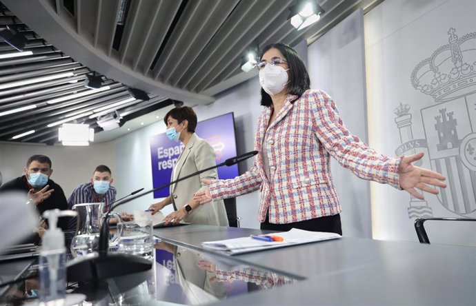 La ministra Portavoz, Isabel Rodríguez (i) y la ministra de Sanidad, Carolina Darias (d), atienden a las preguntas de los periodistas en una rueda de prensa posterior al Consejo de Ministros, en el Complejo de la Moncloa, a 19 de abril de 2022, en Madri