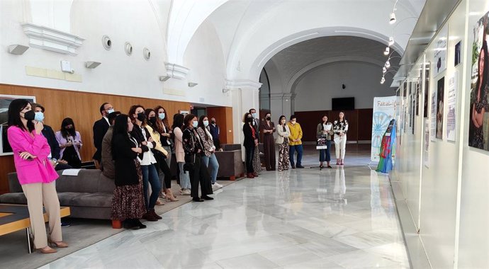 Inauguración de la exposición 'Gitan@s de ayer, gitan@s de hoy' en el Parlamento andaluz