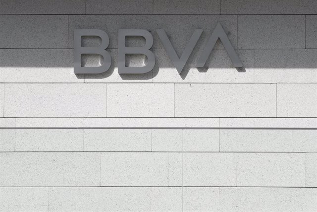 Archivo - Nuevo logo del BBVA en la fachada del edificio 'La Vela', sede de la compañía en Madrid.