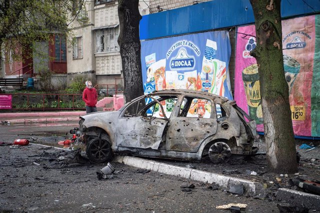 Un vehículo dañado por un bombardeo en Járokov, Ucrania