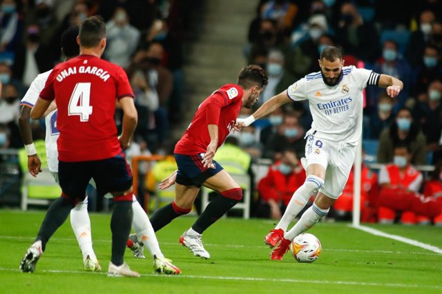 Archivo - El delantero del Real Madrid Karim Benzema, durante el encuentro ante el CA Osasuna en el Santiago Bernabéu de LaLiga Santander 2021-2022.