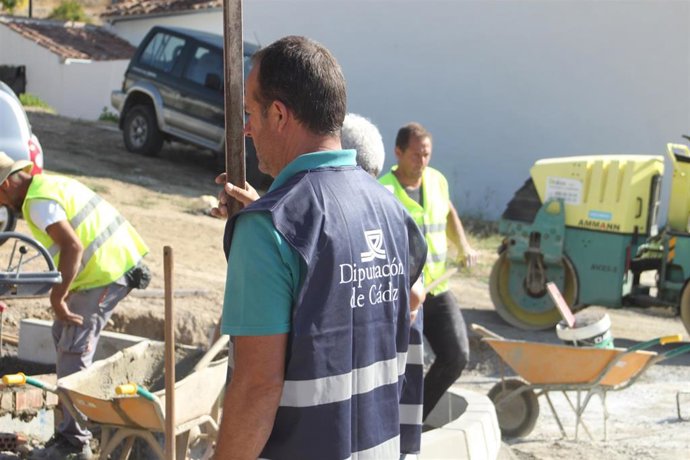 Archivo - Un trabajador con un chaleco de Diputación.