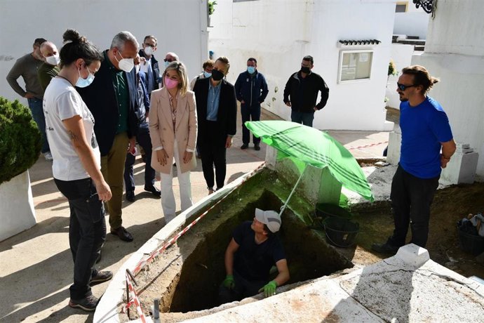 Comienza el sondeo en busca de una fosa en el cementerio de Estación de San Roque.