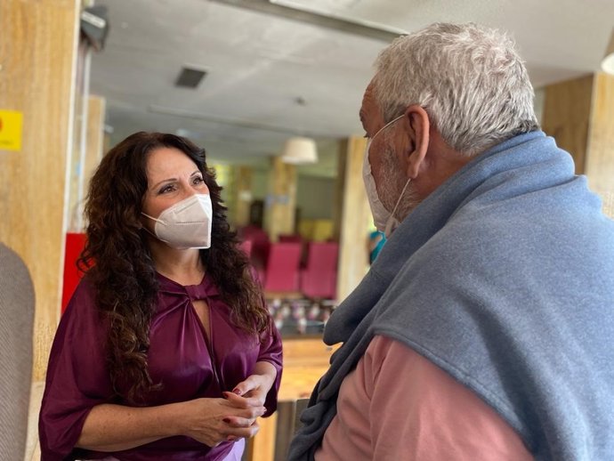La consejera de Igualdad, Políticas Sociales y Conciliación, Rocío Ruiz, en el municipio malagueño de Estepona