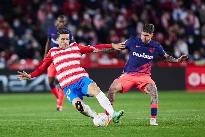 Archivo - Jorge Molina of Granada and Rodrigo De Paul of Atletico de Madrid in action during the spanish league, La Liga Santander, football match played between Granada CF and Atletico de Madrid at Nuevo Los Carmenes stadium on December 22, 2021, in Gr