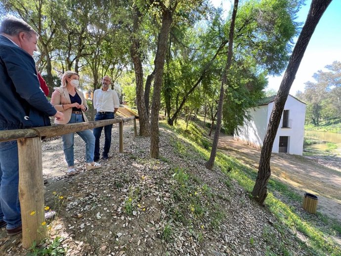 La alcaldesa de Alcalá visita el nuevo mirador del río Guadaíra y sus molinos