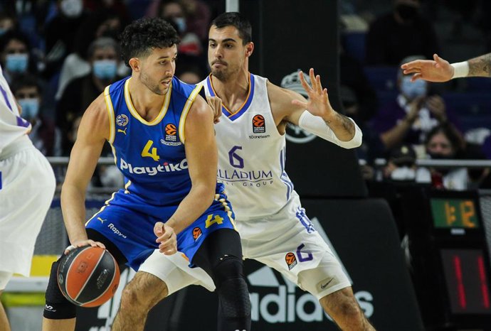 Archivo - Alberto Abalde defiende a Angelo Caloiaro en el Real Madrid-Maccabi de la Euroliga 2021-2022