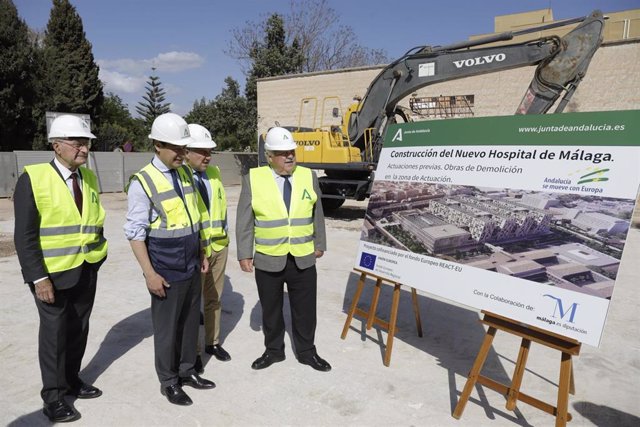 El presidente de la Junta de Andalucía, Juanma Moreno, asiste al inicio de las obras de adecuación de los terrenos donde se levantará el nuevo hospital en Málaga, a 19 de abril de 2022 en Málaga (Andalucía, España)