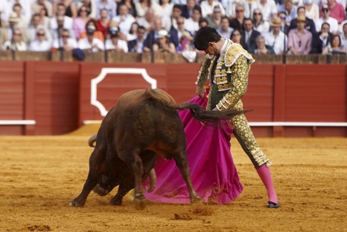 Pablo Aguado realiza una verónica al primero de su lote durante la corrida del Domingo de Resurrección en la plaza de toros de la Real Maestranza de Caballería de Sevilla, a 17 de abril de 2022 en Sevilla (Andalucía, España)