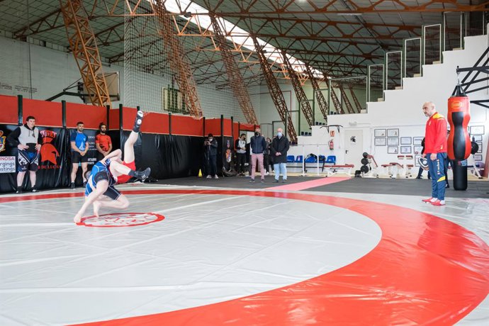 El vicepresidente y consejero de Universidades, Igualdad, Cultura y Deporte, Pablo Zuloaga, visita la sala de tecnificación de lucha del pabellón Tito Carrera