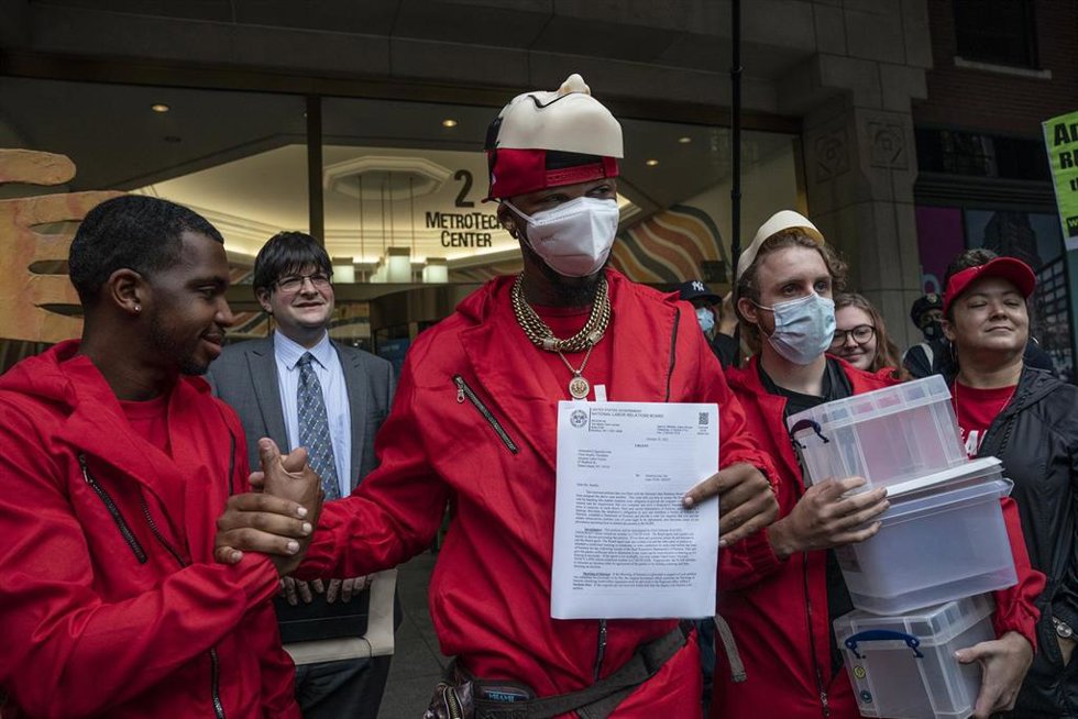 Un gupo de trabajadores, encabezados por Chris Smalls, entrega una petición para organizar un sindicato en un almacén de Amazon en Nueva York.