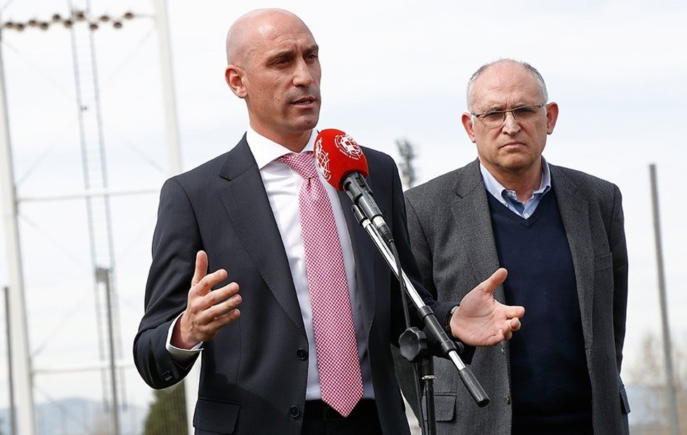 Archivo - Luis Rubiales en una comparecencia ante los medios acompañado por Andreu Camps