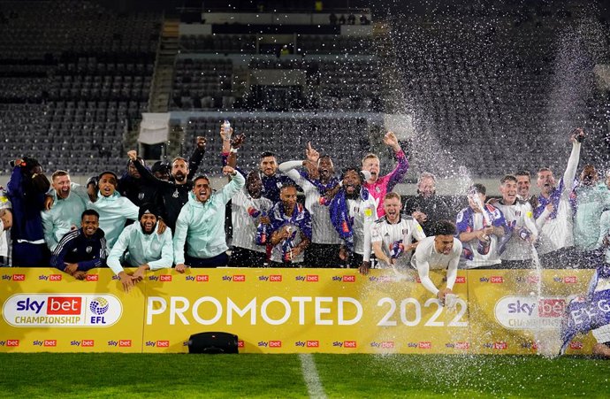 19 April 2022, United Kingdom, London: Fulham celebrate promotion to the Premier League after the Sky Bet Championship match against Preston North End at Craven Cottage stadium. Photo: Adam Davy/PA Wire/dpa