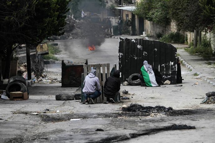 Protestantes palestinos en enfrentamientos con las fuerzas de seguridad de Israel