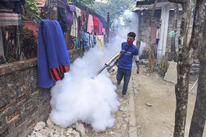 Archivo - 30 December 2021, Bangladesh, Sylhet: A Sylhet City Corporation worker sprays pesticide to eradicate Dengue mosquitoes with fogger machines. Photo: Md Rafayat Haque Khan/ZUMA Press Wire/dpa