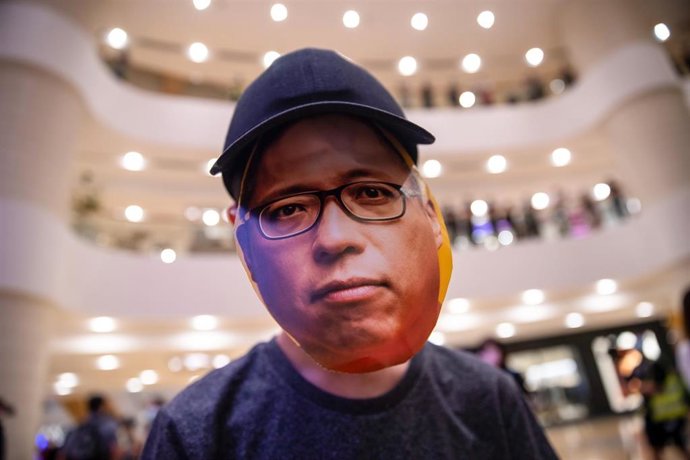 Archivo - 28 September 2020, China, Hong kong: A protester wearing a print-out mask depicting the arrested activist Tam Tak-chi, during a pro-democracy protest to commemorate the 6th anniversary of the Umbrella movement. Photo: May James/SOPA Images via