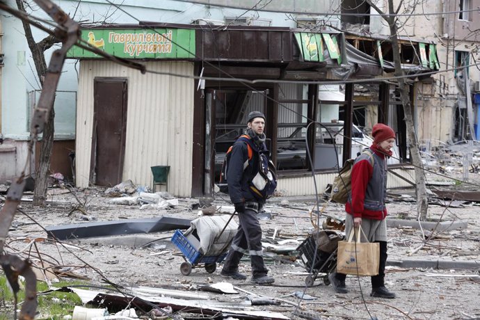 MARIUPOL, April 19, 2022  -- Residents walk near damaged buildings in Mariupol on April 18, 2022.,Image: 684196424, License: Rights-managed, Restrictions: , Model Release: no, Credit line: Bai Xueqi / Xinhua News / ContactoPhoto Editorial licence valid 
