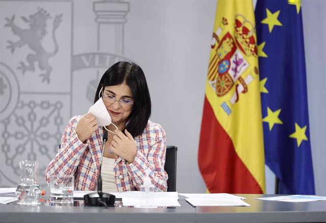 La ministra de Sanidad, Carolina Darias, en una rueda de prensa posterior al Consejo de Ministros, en el Complejo de la Moncloa, a 19 de abril de 2022, en Madrid (España). 